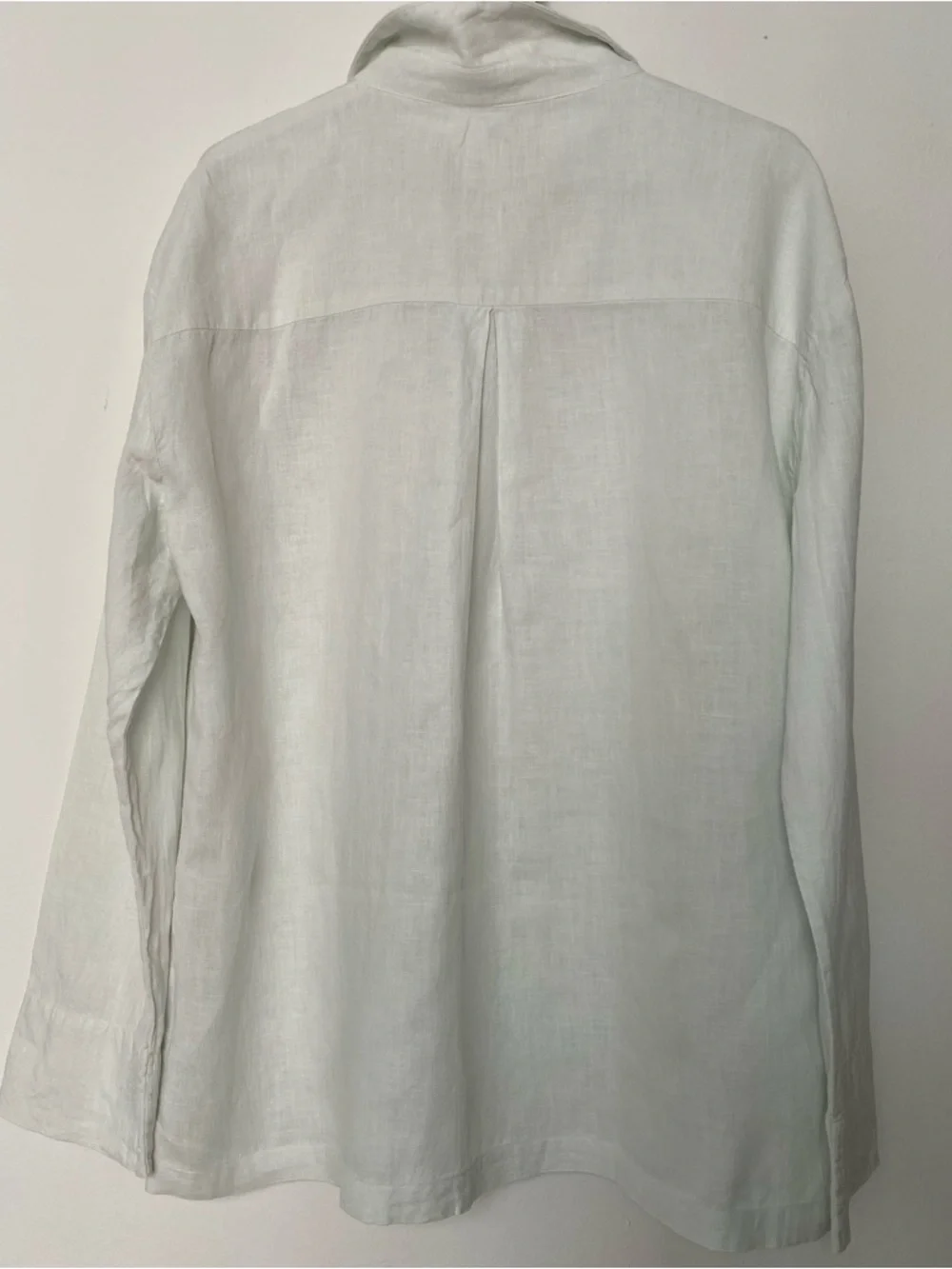 Soft Linen Set with Shell Buttons - Picture 5 of 16